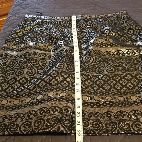 Black and Gold metallic thread skirt - Picture 6 of 6